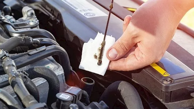 قياس زيت محرك السيارة