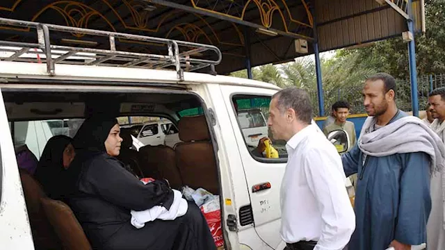 محافظ أسوان يسال الركاب عن الأجرة المقررة