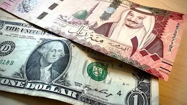 الدولار يقود سعر الريال السعودي لمستوى قياسي جديد 