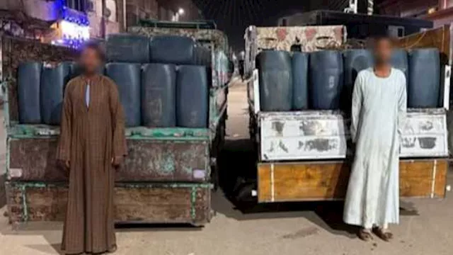ضبط شخصين يجمعان مواد بترولية لإعادة بيعها بالسوق 