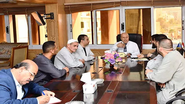 سكرتير عام أسوان مع الجزارين