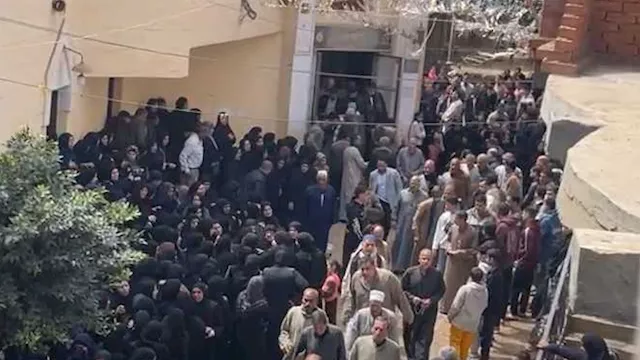 لحظة خروج جثمان السيدة من المسجد