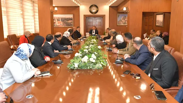 محافظ بورسعيد خلال الاجتماع