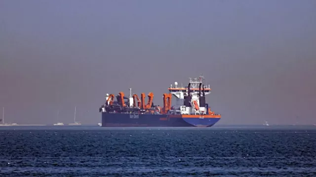 ناقلة نفط تتعرض لإصابة قبالة الإمارات
