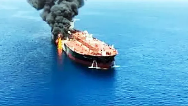 استهداف ناقلة نفط أمريكية قرب سواحل الكويت واحتراق