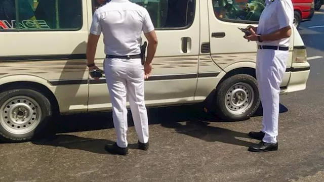 ضبط سائق بلا رخصة محمل ركاب زيادة