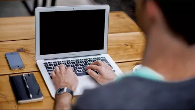 موظف يسرق أحذية من شركته