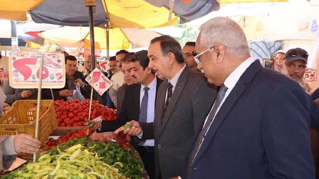 محافظ سوهاج يجري جولة ميدانية بالأسواق والهايبر ما