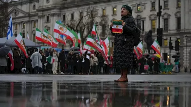 أنصار المعارضة الإيرانية يتظاهرون أمام السفارة الإ