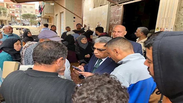 محافظ الدقهلية يستمع للاهالي خلال جولته على قرى مر