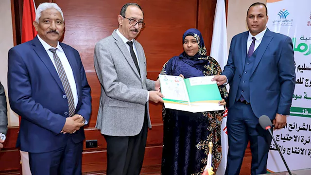 جانب من تسليم الشيكات