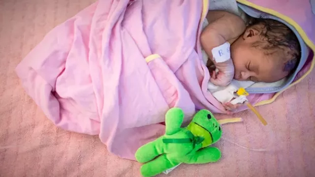 طفل رضيع حديث الولادة