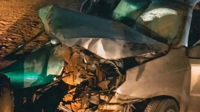 تهشم مقدمة السيارة بسبب التصادم بالحاجز الخرساني