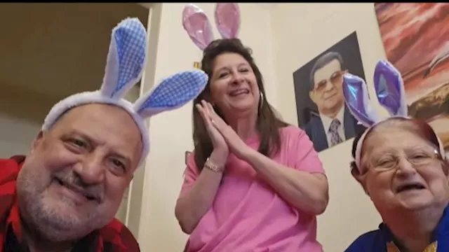 خالد الصاوي ووالدته وشقيقته