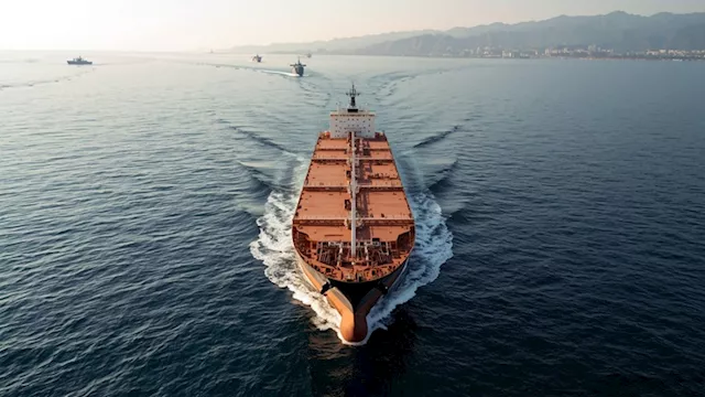 ناقلة نفط تخترق قيود هرمز ارشيفية