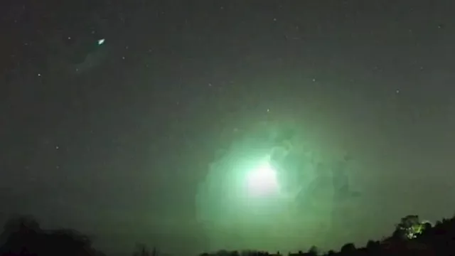 كرة نارية خضراء تضيء سماء بريطانيا