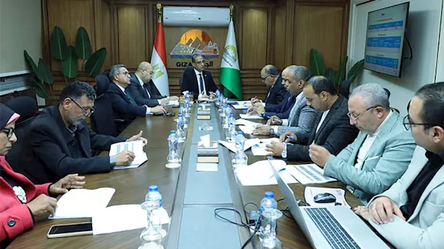 جانب من اجتماع محافظ الجيزة اليوم لمتابعة ملف التص