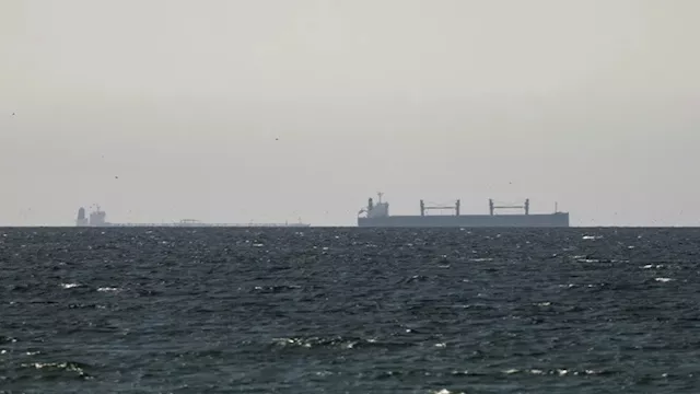 إيران تهدد بوقف الصادرات والواردات في الخليج العرب