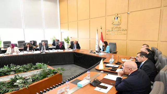 خلال الاجتماع