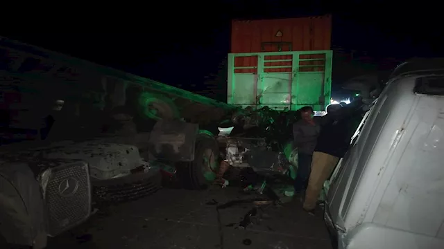 مصرع شخص وإصابة آخر في تصادم 3 سيارات على الصحراوي