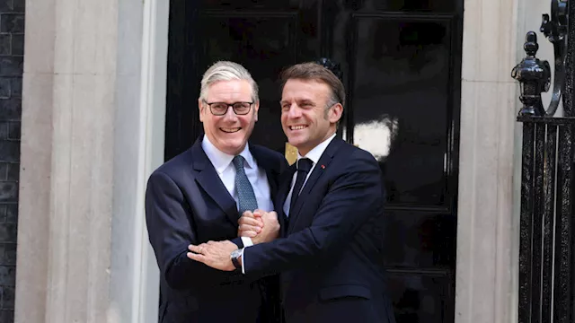 إيمانويل ماكرون ورئيس الوزراء البريطاني كير ستارمر