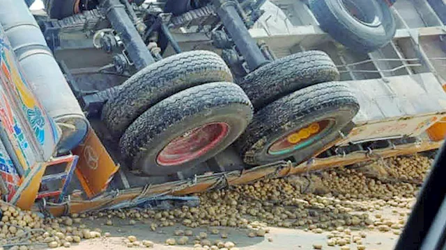 انقلاب شاحنة بطاطس بالوادي الجديد