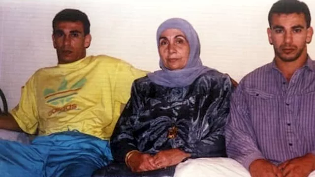 التوأم مع والدتهما