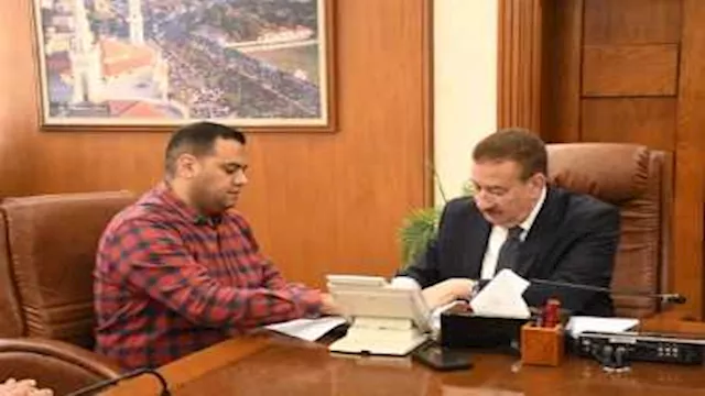 محافظ بورسعيد يوقع عقود تمليك أراضي لـ 4 مصانع