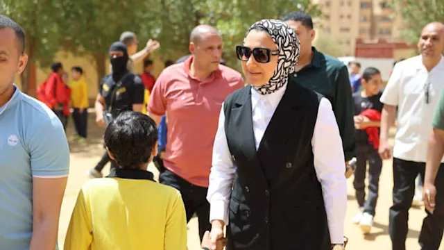 محافظ الوادي الجديد تتفقد مدرسة 25 يناير بالخارجة