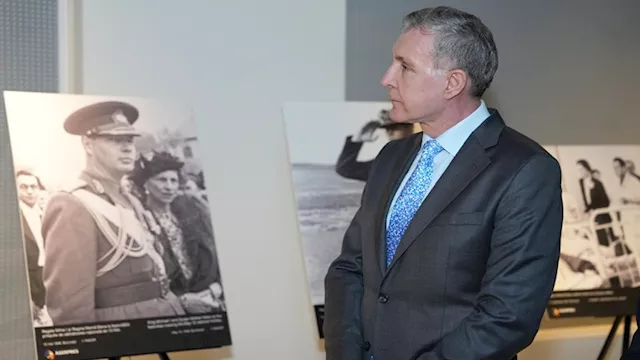 أمير رومانيا يختتم زيارته لمصر بمشاركته معرض فني ع