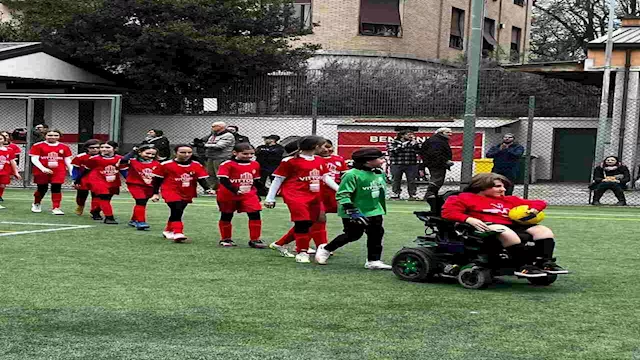 حكم يدير مباراة من على كرسي متحرك