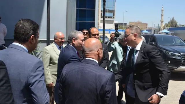 محافظ الجيزة يزور شركة المياه الشرب والصرف الصحي
