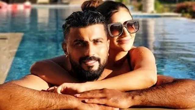 قبعة سوداء ولمسة رومانسية.. مي عمر تتألق بجانب محم