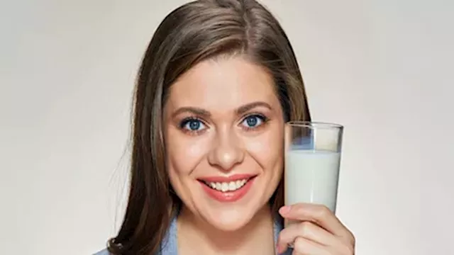 تناول كوب من الحليب على الريق