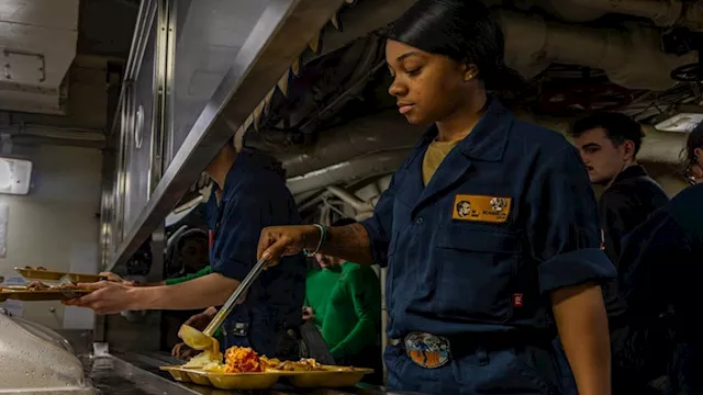 تضارب أمريكي حول وفرة طعام الجنود بسفن الشرق الأوس