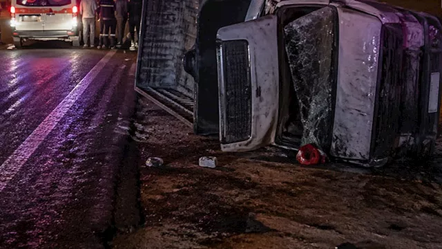 انقلاب سيارة ربع نقل بطريق الداخلة العوينات