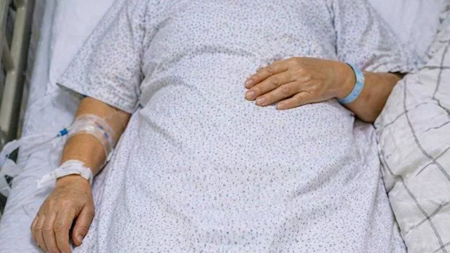 المريضة بعد تحسن حالتها نتيجة تعرضها السكتة الدماغ