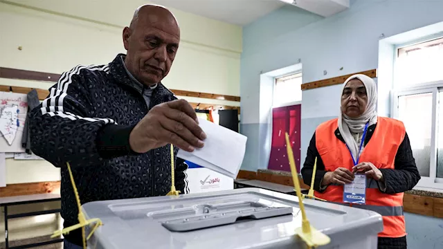الفلسطينيون يدلون بأصواتهم في أول انتخابات منذ حرب