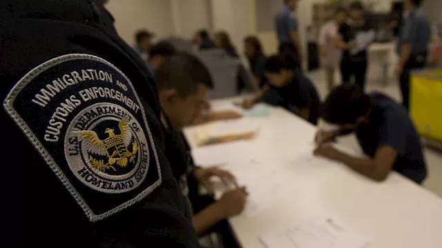 احتجاز عائلة مصرية