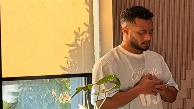 محمد رمضان يصلي باحد المطارات