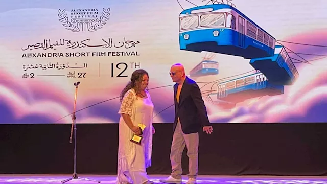 خيري بشارة يسلم منى ربيع تكريمها في مهرجان الإسكند