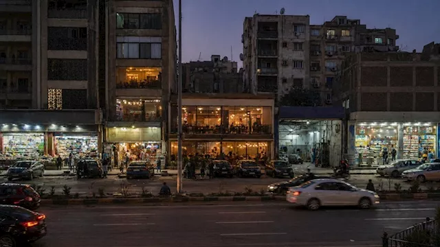 ارتياح أصحاب المقاهي بعد عودة مواعيد العمل الصيفية