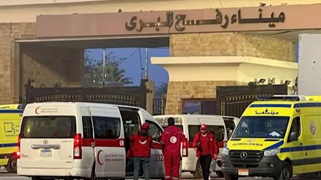 الهلال الأحمر الفلسطيني يعلن إجلاء مسافرين عبر معب