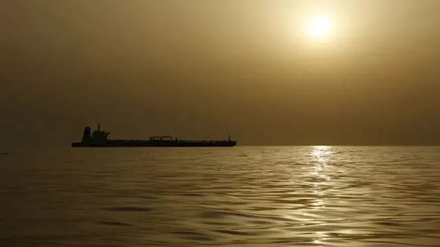  ''أسطول الظلام''.. حرب الأشباح البحرية لنقل نفط إ