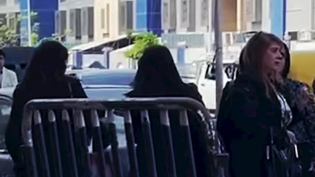 وصول أسرة نجل ميدو لمحكمة الطفل