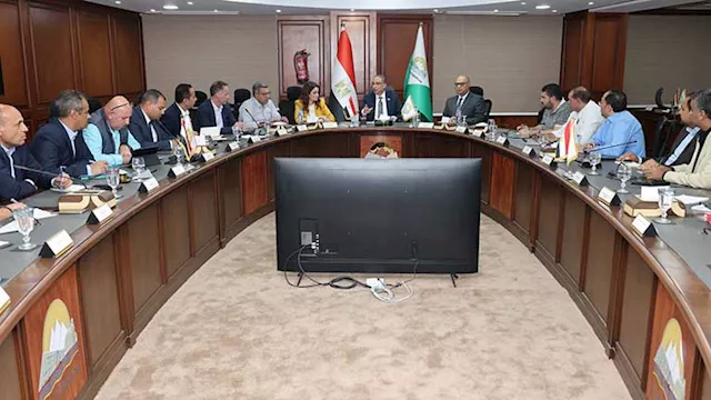 اجتماع محافظ الجيزة لرفع كفاءة منظومة النظافة بالأ