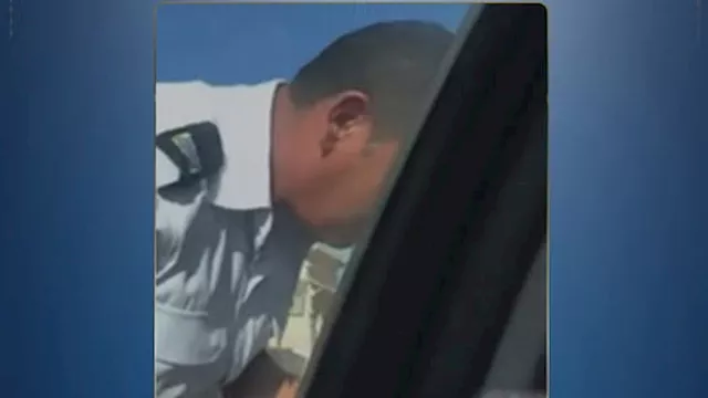 تم إنهاء خدمة فرد الشرطة لمخالفته ثوابت الوزارة.