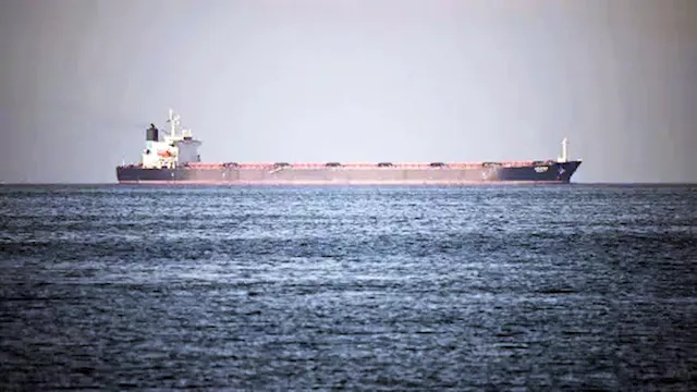 ناقلة نفط يابانية تعبر مضيق هرمز