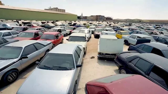 الحكومة تدرس إحلال السيارات القديمة بأخرى كهربائية