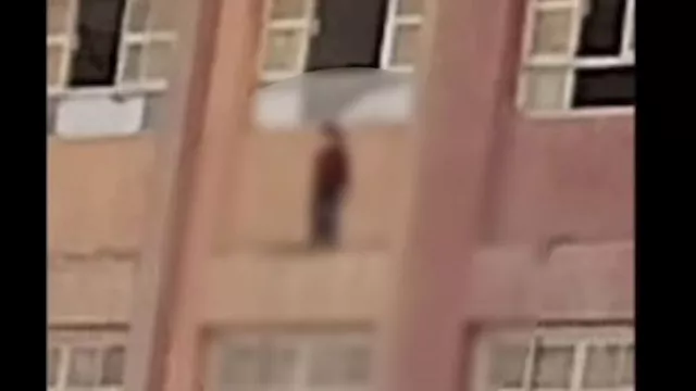 تلميذ يغامر بحياته أعلى الطابق الثالث